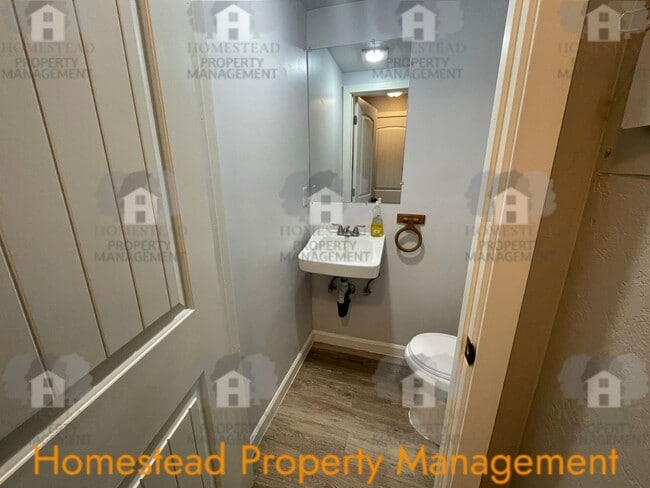 Building Photo - 661