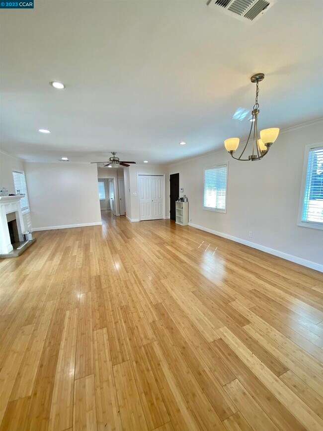 Building Photo - 1420 Meadow Ln