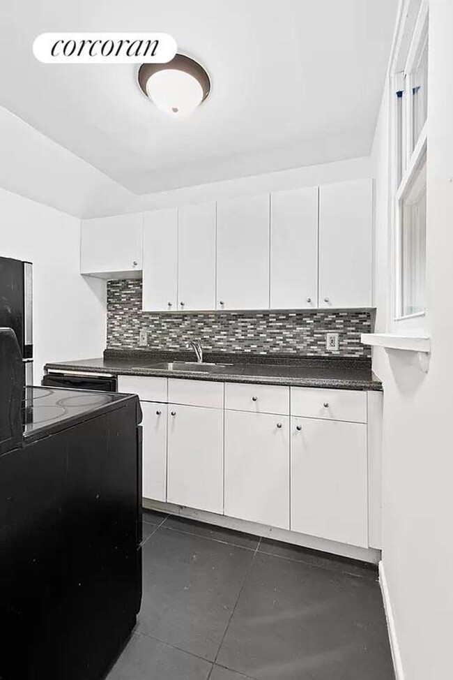 Building Photo - 353 W 19th St