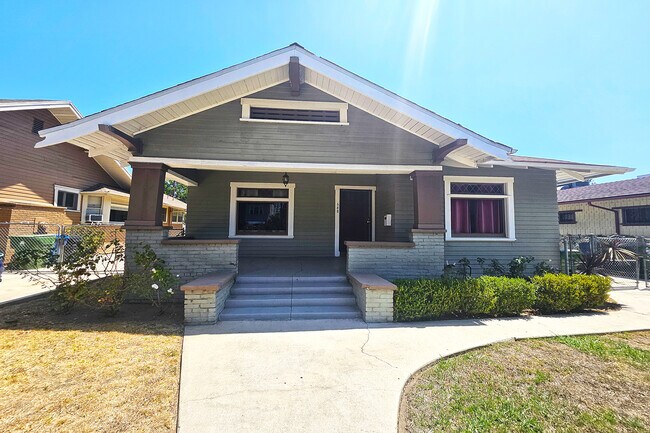Building Photo - 648 N Heliotrope Dr
