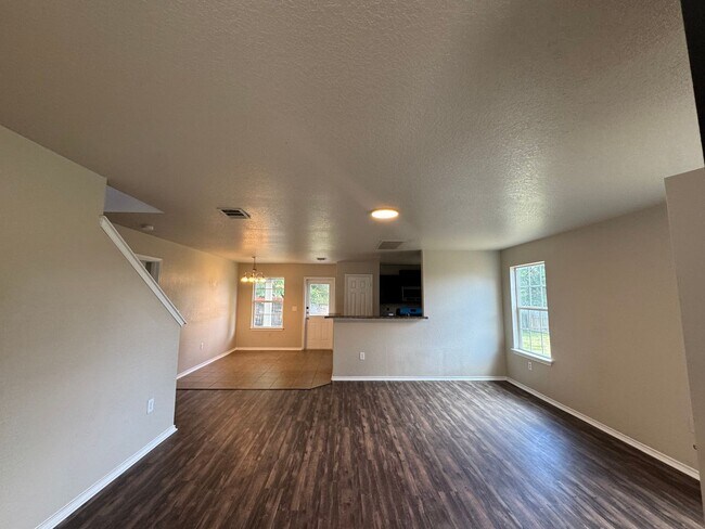 Foto del edificio - 4-Bedroom Home in Mission Del Lago – Historic South San Antonio