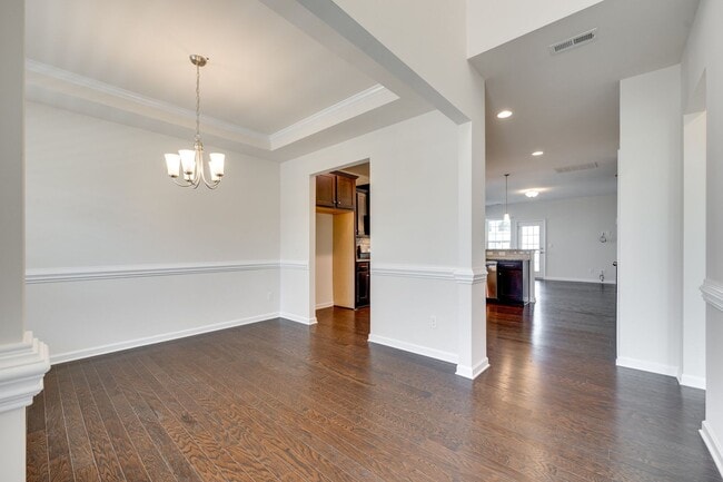 Foto del edificio - Beautiful 4-bed, 3.5 bath with Primary on the main level in Cameron Creek of Fabulous Fort Mill!