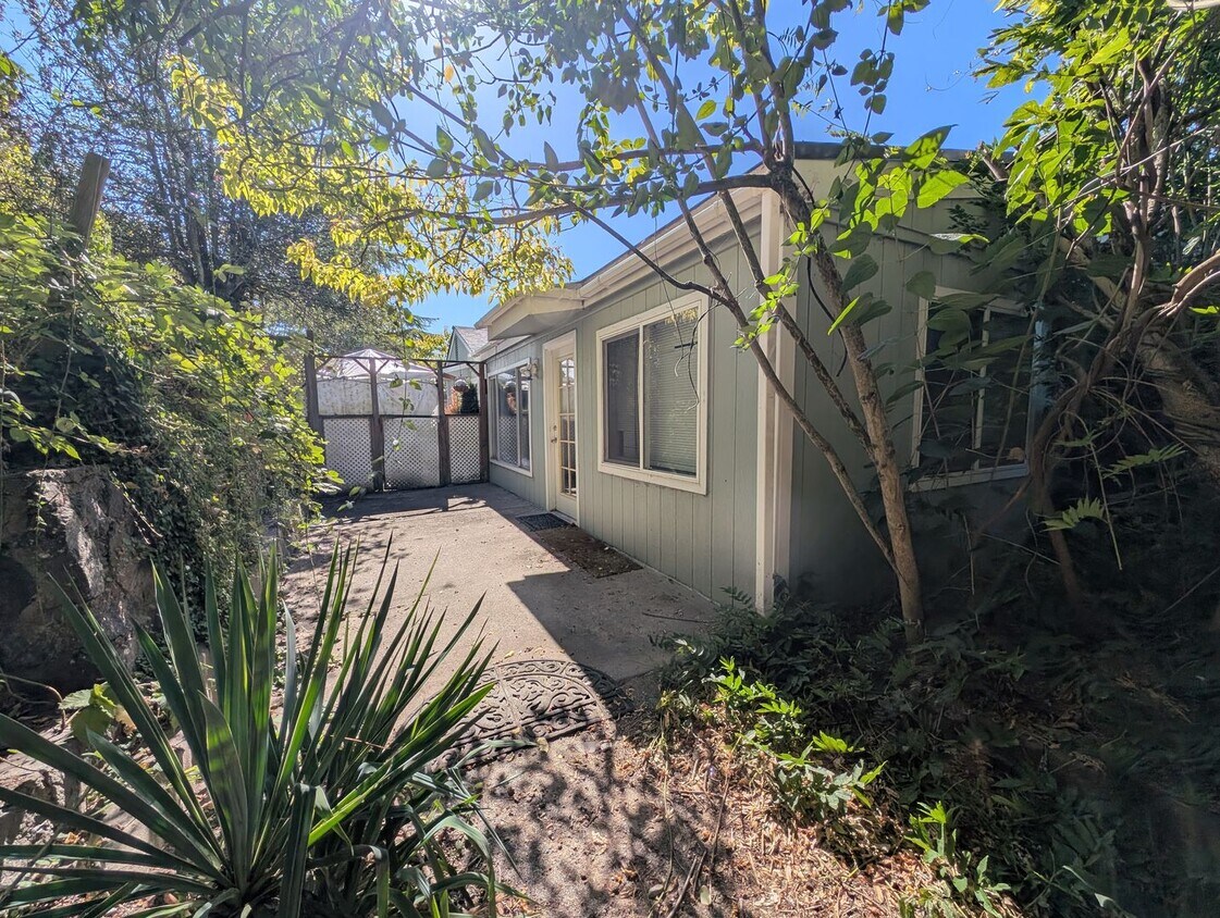 Large Bremerton Duplex Unit Available for ... - Large Bremerton Duplex Unit Available for ...