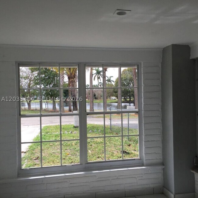 Building Photo - 1435 NE 173rd St