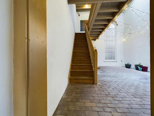 Foto del edificio - Bi-Level Two Bedroom Apartment in Fairmount!