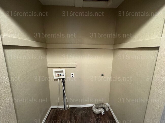 Foto del edificio - $1,250 - 4 bed 2 bath - Single Family Home...