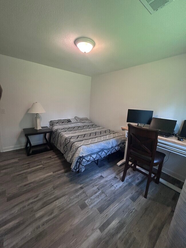 Espacio del dormitorio 1 - 1223 Poplar Ave