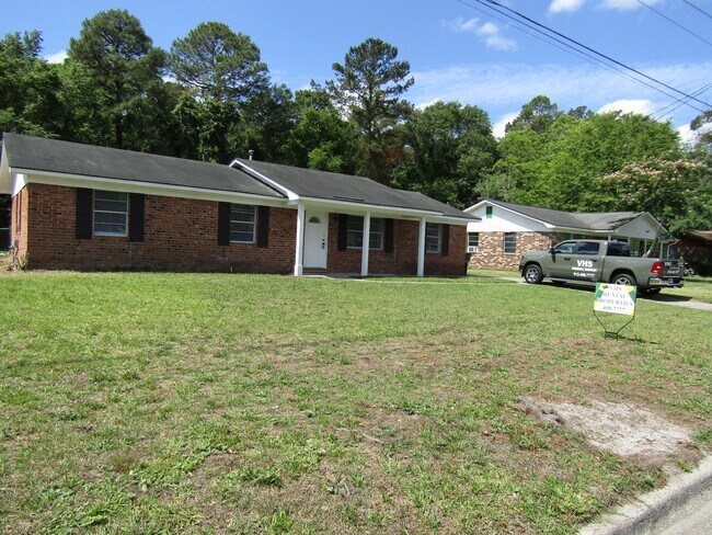 Foto del edificio - 121 Glenn Bryant Rd