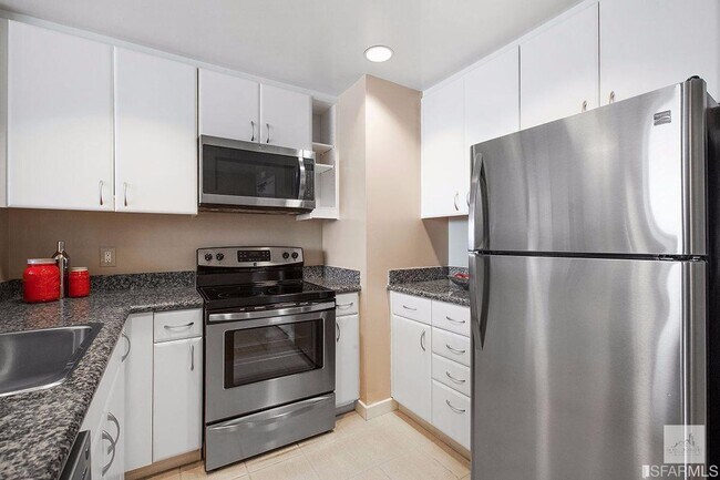Foto del edificio - Spacious One-Bedroom Elegance in a Luxury Doorman Building with EV Parking