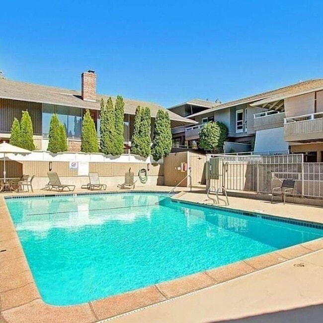 Photo - Ideally Located 2 Bed 1 Bath Bellevue Condo!