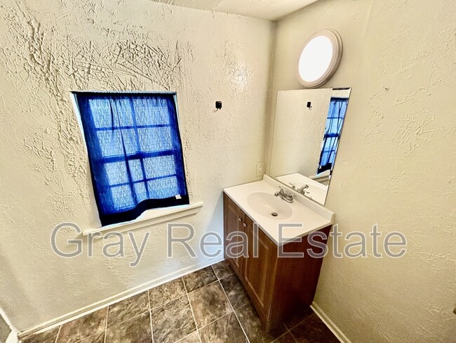 Foto del edificio - 700 1/2 W 16th Street (BILLS PAID- not inc...