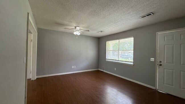 Foto del edificio - Charming 3-Bedroom Home in the Heart of Ri...