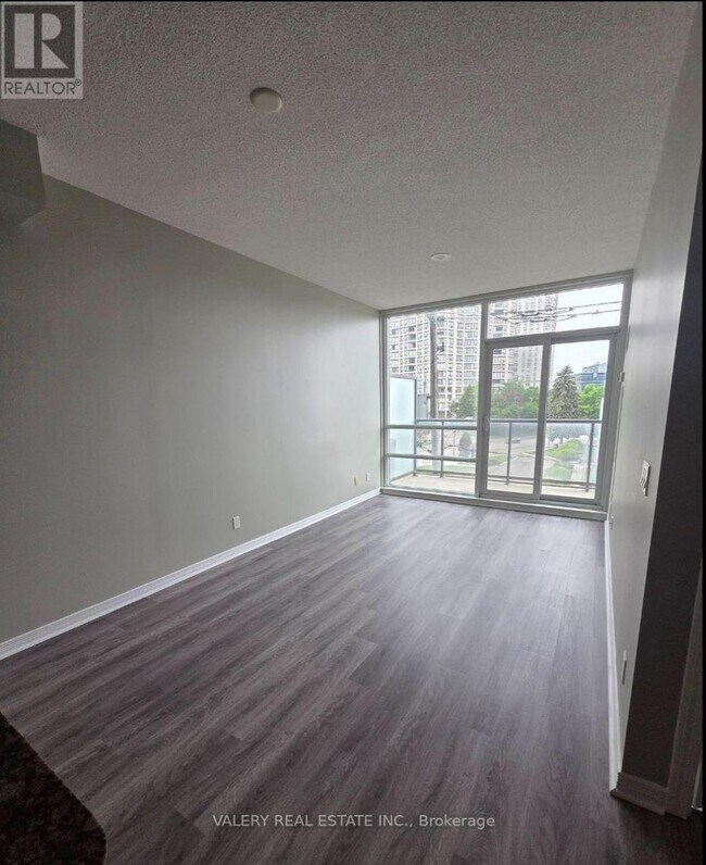 Photo du bâtiment - 2240 Lake Shore Blvd W