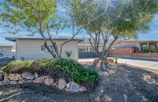 Building Photo - 2825 Kings Way