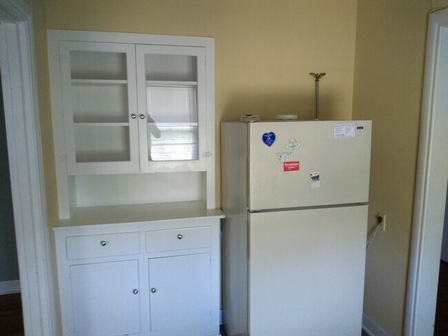 Building Photo - Fully Furnished 2-bed, 1-bath home