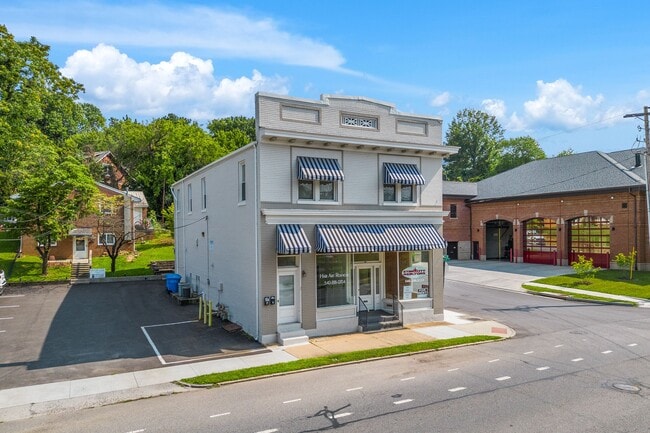 Photo - 1736 Memorial Ave SW Apartment