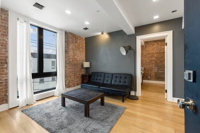 Foto del edificio - 304 Paterson Plank Rd