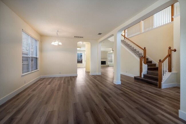 Foto del edificio - Move-In Ready 5-Bedroom With New Vinyl Floors