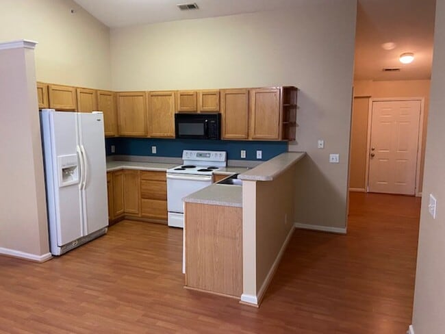 Building Photo - Nice 3 Bedroom, 2 Bathroom Condo