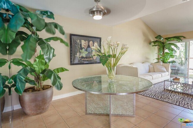 Building Photo - 2600 S Palm Canyon Dr