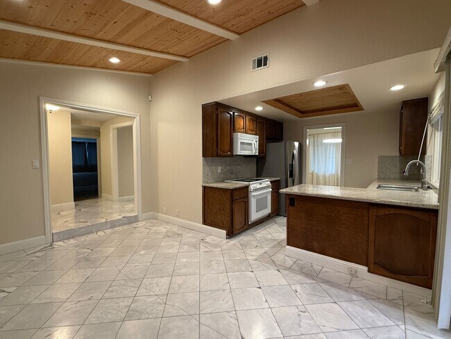 Foto del edificio - Spacious South San Jose Home with 3 Bedrooms and Sunroom!