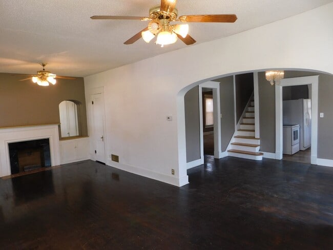 Foto del edificio - Very charming, large 4 bedroom/2 bath in E...