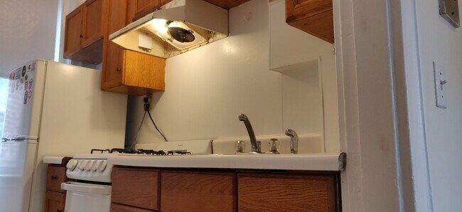 Building Photo - No Brokers Fee, No Security Deposit, Heat,...