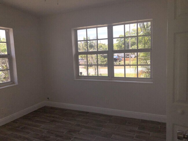 Building Photo - 301 Mentone Rd
