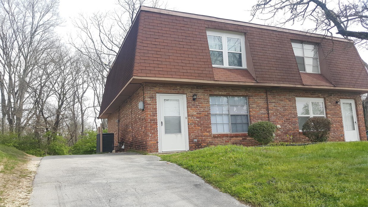 Primary Photo - 3231 Castle Ave