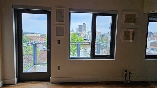 Foto del edificio - Incredible Top-Floor 1BR with Skyline View...
