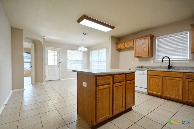 Building Photo - 2489 Medina Dr