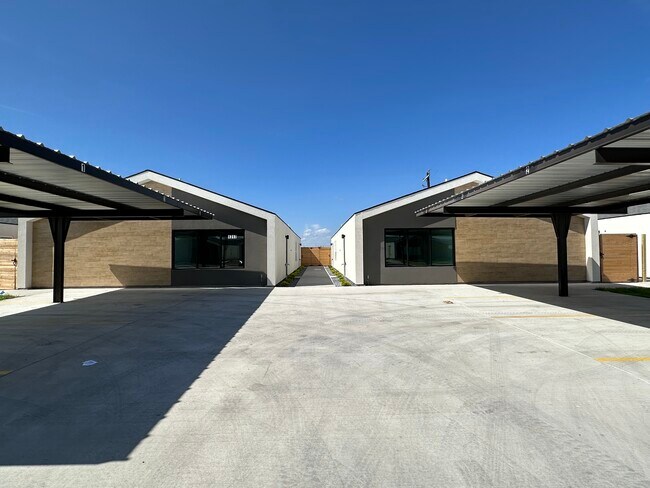 Building Photo - 1317 E Iris Ave