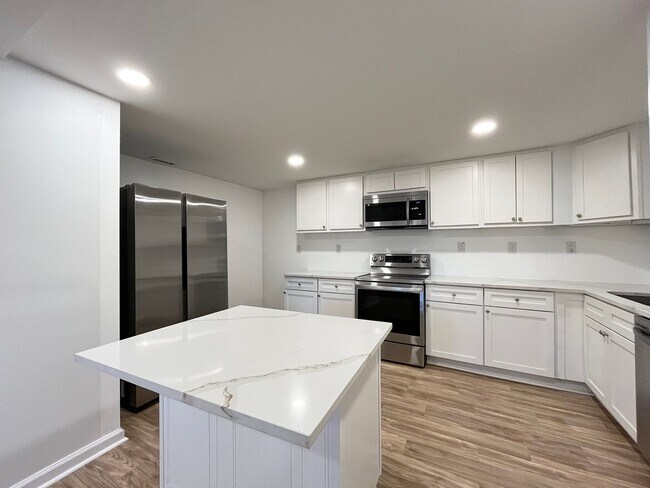 Foto del edificio - Modern 2BD, 2BA with 3rd Bonus Room Near Downtown Durham with Assigned Off-Street Parking and Bac...