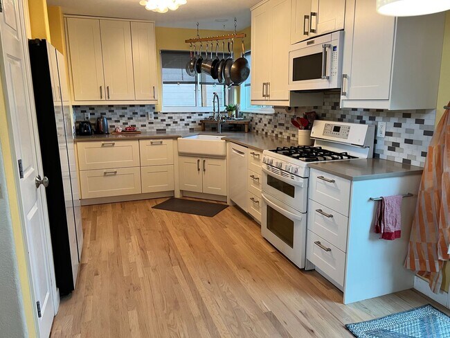 Building Photo - August 2025 - SFH 3 Bedroom + Bonus Room &...