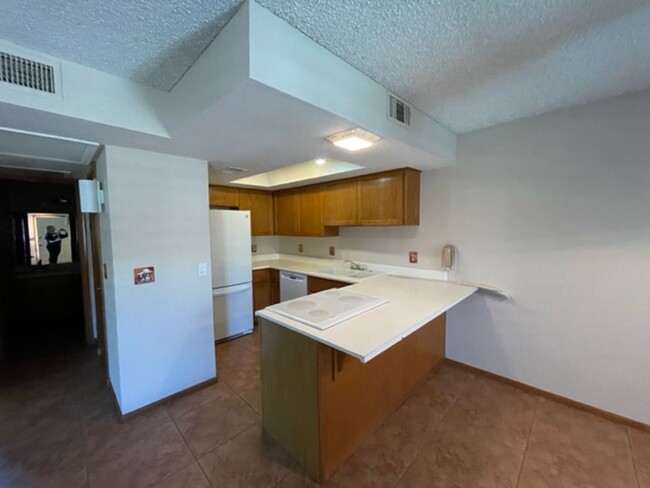 Building Photo - 1 bed, 1 bath upstairs unit for rent