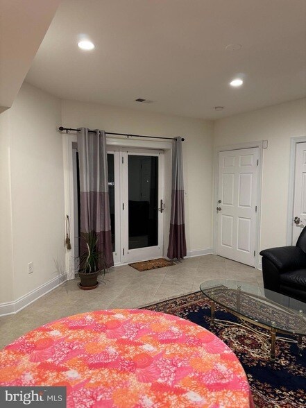 Foto del edificio - 6953 Pine Crest Ave