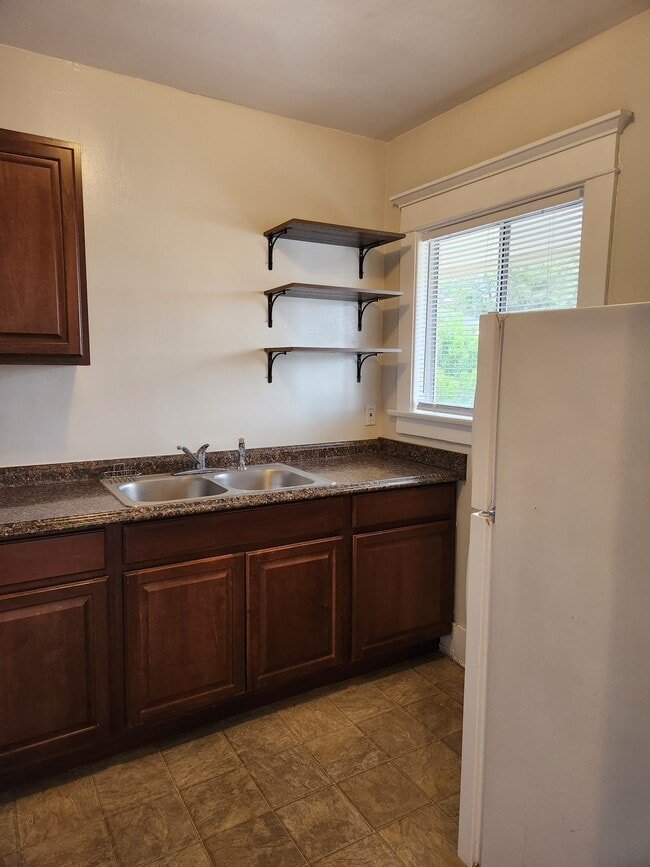 Cocina nueva con ventana. - 3631 E 8th St