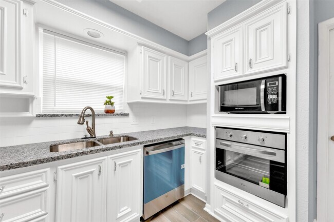 Foto del edificio - 10003 Windriver Dr