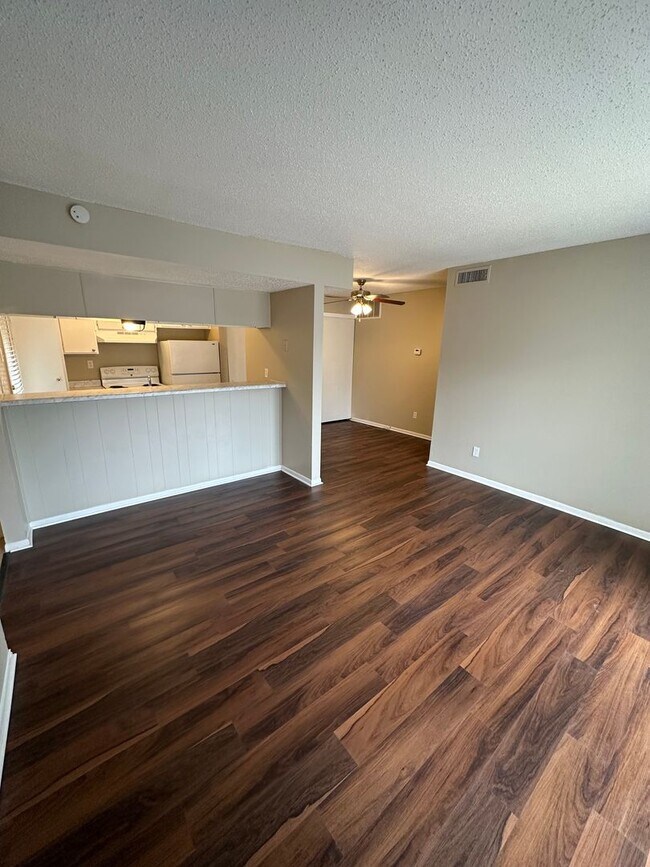 Foto del edificio - 6680-3 Whispering Oaks Place