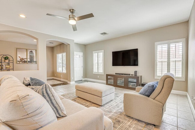 Building Photo - 11882 W Washington St