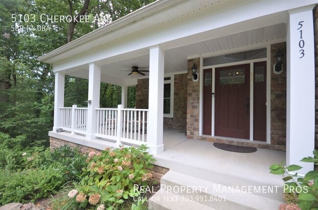 Building Photo - Gorgeous Custom Home in Alexandria- Surrou...