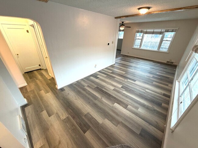 Foto del edificio - Charming 3 Bed 1 Bath Single Family Home W/ Fully Fenced Yard and Garage!