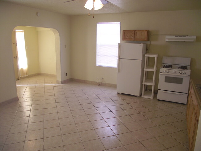 Building Photo - ALL UTILITIES INCLUDED WITH RENT!