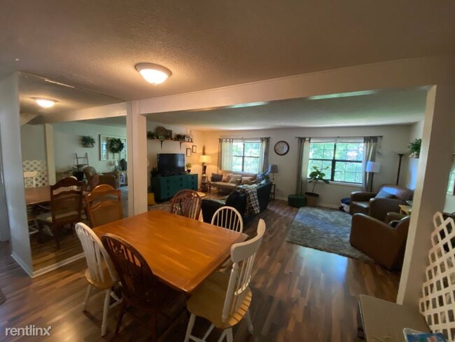 Building Photo - 3 br, 3.5 bath Townhome - 5951 Dixon Dr