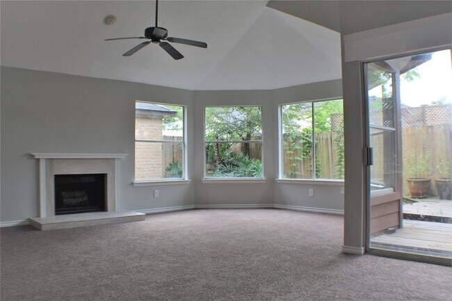 Foto del edificio - 16011 Hidden Acres Dr