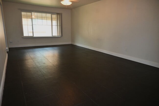Building Photo - Beautiful home located in Sacramento!