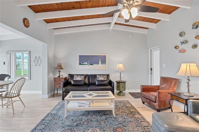 Foto del edificio - 6006 Midnight Pass Rd