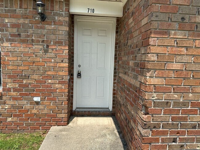 Building Photo - 710 Rushing St
