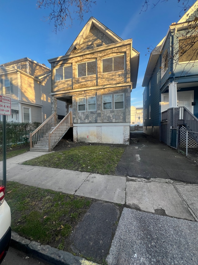 Building Photo - 456 Norwood St