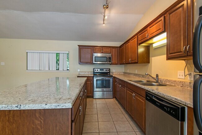 Foto del edificio - 5031 Pine Ave